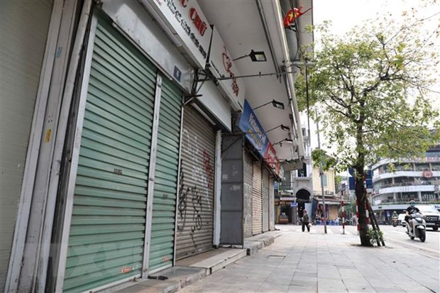 Từ sáng 24/3, nhiều hộ kinh doanh trong khu vực phố cổ thuộc địa bàn quận Hoàn Kiếm, Hà Nội, đã đóng cửa, ngừng kinh doanh để hạn chế tập trung đông người. (Ảnh: Thanh Tùng/TTXVN)
