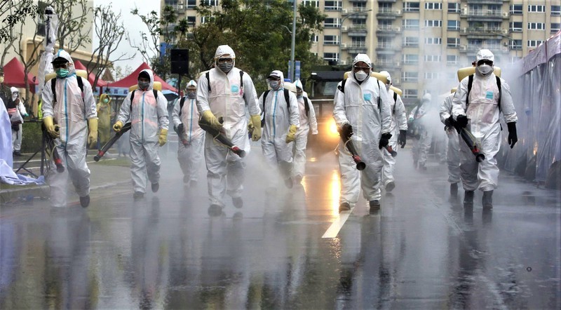 Binh sĩ Đài Loan phun chất tiệt trùng tại thủ đô Đài Bắc; Nguồn: theguardian.com