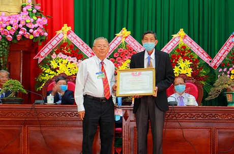 Ông Võ Hồng Nhân- Phó Chủ tịch Hội Sinh vật cảnh Việt Nam (trái) tặng bằng khen cho Hội Sinh vật cảnh tỉnh Vĩnh Long.