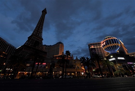 Tổ hợp khách sạn - sòng bạc Paris Las Vegas, với mô hình Tháp Eiffel cao 50 tầng, chìm trong bóng tối sau lệnh ngừng hoạt động. Ảnh: Getty Images