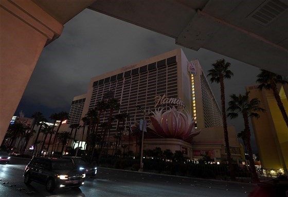 Khách sạn - sòng bài Flamingo Las Vegas không còn mấy ánh đèn từ ngày 19/3. Ảnh: Getty