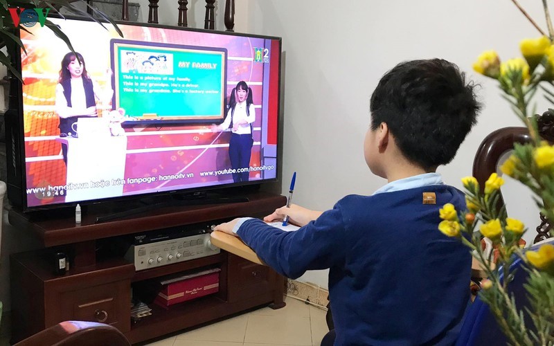 Học sinh làm quen với lớp học trên truyền hình.