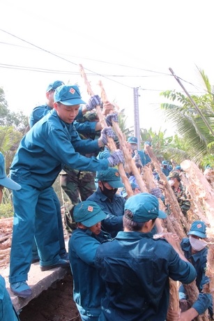 ĐVTN thực hiện công trình gia cố đoạn đường đan sạt lở ở khóm 1 (phường 8- TP Vĩnh Long)