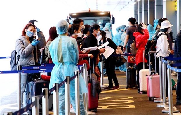 Công dân Việt Nam từ Frankurt (Đức) trở về nước đang làm thủ tục tại Sân bay Vân Đồn. (Ảnh: TTXVN/phát)