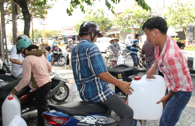 Người dân chở nước về nhà trên đại lộ Đồng Khởi (TP Bến Tre). Nhiều điểm tư nhân cung cấp nước ngọt miễn phí đồng hành cùng chính quyền địa phương chia sẻ với bà con.