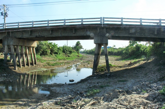 Tuyến Kinh 14 qua huyện Gò Công Đông (Tiền Giang) cạn trơ đáy. 
