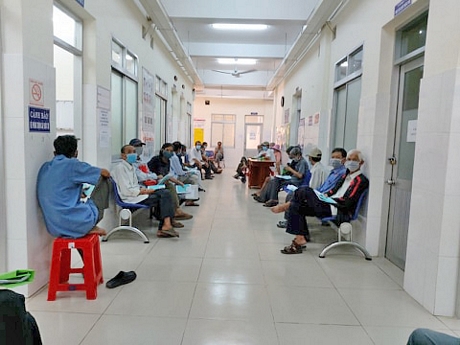Bệnh nhân tuân thủ lịch tái khám tại bệnh viện.
