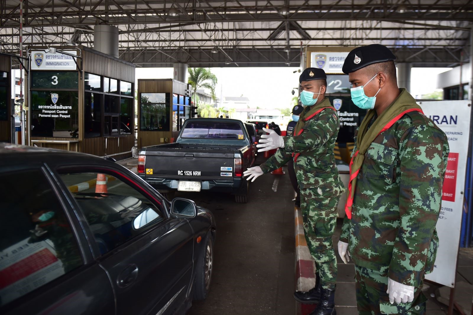Binh sĩ kiểm tra các phương tiện qua lại tại một trạm kiểm soát ở tỉnh Narathiwat, Thái Lan. Ảnh: AFP/TTXVN