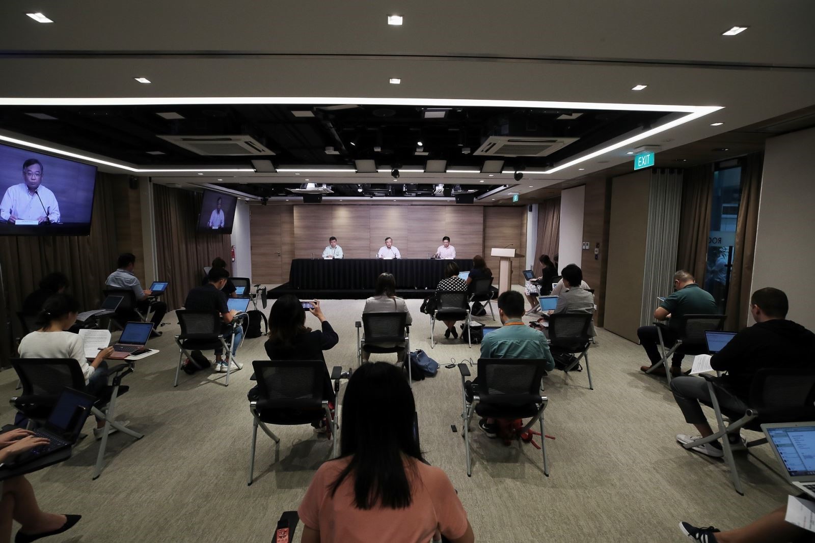 Giữ khoảng cách tiếp xúc trong họp báo tại Trung tâm báo chí, Bộ Thông tin Truyền thông (MCI) Singapore ngày 24/3/2020. TTXVN phát