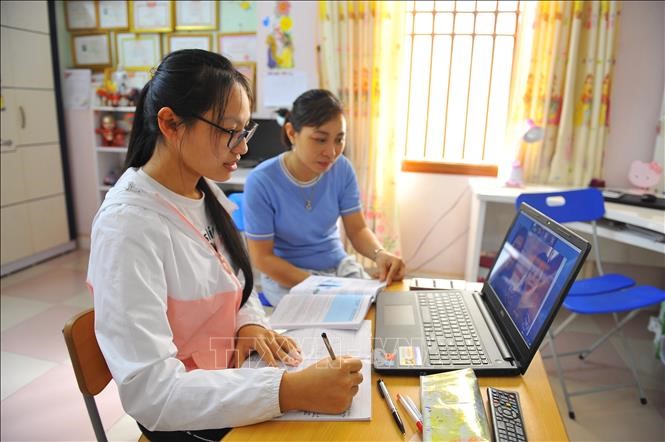 Em Lâm Thị Bảo Ngọc, lớp 9A trường THCS Ninh Thành (Ninh Bình) học bài trực tuyến bằng phần mềm zoom meeting tại nhà. Ảnh: Minh Đức/TTXVN