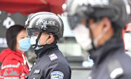 Lực lượng cảnh sát Thâm Quyến đội mũ bảo hiểm thông minh phát hiện sốt. Ảnh: Getty Images