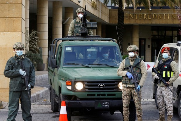 Quân đội Jordan bảo vệ nghiêm ngặt tại một khách sạn được sử dụng để cách ly. (Nguồn: Reuters)