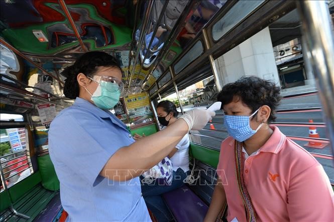 Kiểm tra thân nhiệt của người dân tại Bangkok, Thái Lan ngày 26/3/2020, trong bối cảnh dịch COVID-19 lan rộng. Ảnh: THX/TTXVN