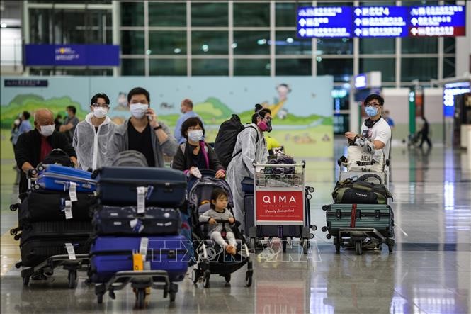 Người dân đeo khẩu trang phòng lây nhiễm COVID-19 tại sân bay ở Hong Kong, Trung Quốc, ngày 24/3/2020. Ảnh: AFP/TTXVN