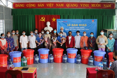 Người dân xã Đồng Phú được trao tặng thùng chứa nước.