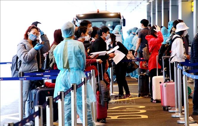 Công dân Việt Nam từ Frankurt (Đức) trở về nước đang làm thủ tục tại Sân bay Vân Đồn. Ảnh minh họa: TTXVN/phát