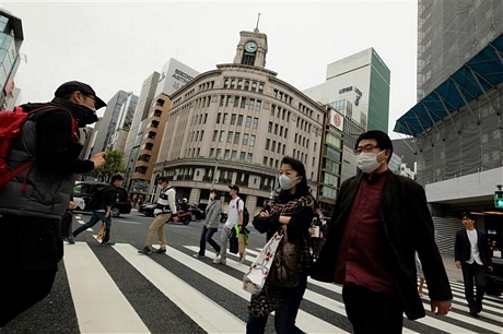Người dân đeo khẩu trang nhằm ngăn chặn sự lây lan của dịch COVID-19 tại Tokyo, Nhật Bản ngày 28/3/2020. Ảnh: AFP/TTXVN