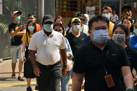 Người dân đeo khẩu trang nhằm ngăn chặn sự lây lan của dịch COVID-19 tại Kuala Lumpur, Malaysia ngày 14/3/2020. Ảnh: THX/TTXVN