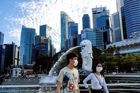 Người Singapore đeo khẩu trang phòng dịch COVID-19. Ảnh: Free Malaysia Today