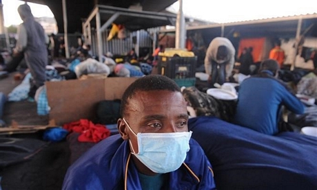 Người vô gia cư trong một khu nhà tạm dành cho người không có nhà cửa tại thủ đô Pretoria, Nam Phi. Ảnh: Phi Hùng - TTXVN