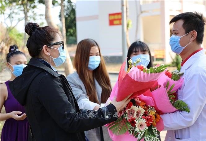 4 bệnh nhân mắc COVID-19 điều trị tại Bệnh viện dã chiến Củ Chi (Thành phố Hồ Chí Minh) tặng hoa cảm ơn bác sỹ điều trị khi được xuất viện về nhà. Ảnh: Đinh Hằng/TTXVN