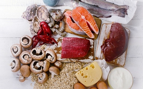 Thực phẩm cung cấp vitamin B12: Người già thường dễ bị thiếu hụt vitamin B12 vì họ khó hấp thụ loại vitamin này từ thực phẩm. Nhưng cách tốt nhất vẫn là cố gắng ăn nhiều các thực phẩm giàu B12 như cá, thịt gia cầm, trứng, sữa và các sản phầm từ sữa...