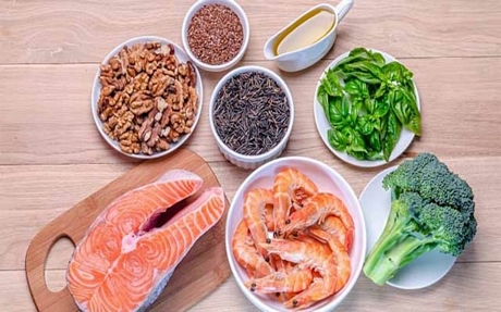 Thực phẩm giàu chất béo Omega-3: Omega-3 có thể làm giảm nguy cơ mắc bệnh Alzheimer và thậm chí có thể duy trì trí nhớ tuổi già. Cá hồi, cá ngừ, cá mòi và cá thu đặc biệt có nhiều chất béo omega-3.