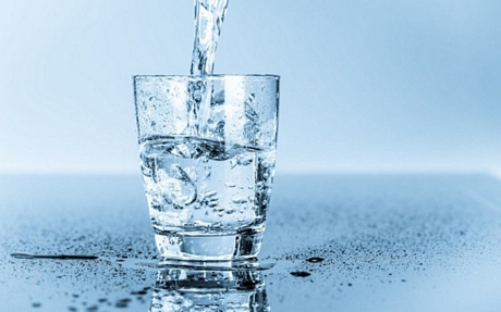 Nước không phải là một loại vitamin hay khoáng chất, nhưng nó rất quan trọng cho sức khỏe. Tuổi càng cao, cảm giác khát có thể suy giảm, khiến người gia có thể tăng nguy cơ bị mất nước./.