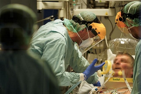 Nhân viên y tế điều trị cho bệnh nhân nhiễm COVID-19 tại bệnh viện Erasme ở Brussels, Bỉ ngày 27/3/2020. Ảnh: AFP/TTXVN