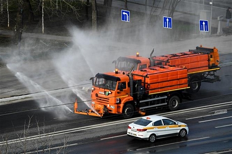 Phun khử trùng đường phố nhằm ngăn chặn sự lây lan của dịch COVID-19 tại Moskva, Nga ngày 28/3/2020. Ảnh: AFP/TTXVN