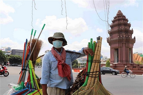 Người dân đeo khẩu trang để phòng tránh lây nhiễm COVID-19 tại Phnom Penh, Campuchia, ngày 25/3/2020. Ảnh: THX/ TTXVN