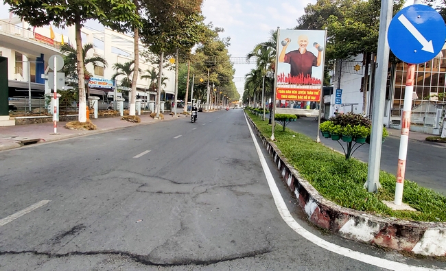 Đường Lê Lợi (khu vực cho phép đậu xe) hàng ngày xe taxi đậu nối đuôi nhưng sáng nay đoạn đường này cũng vắng lặng.