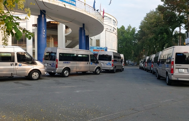 Doanh nghiệp vận chuyển hành khách tuyến Vĩnh Long- TP Hồ Chí Minh đã đưa xe vào bãi đậu tập trung.