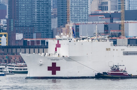 Tàu bệnh viện USNS Comfort cập cảng Manhattan, New York, Mỹ ngày 30/3/2020. Ảnh: THX/TTXVN