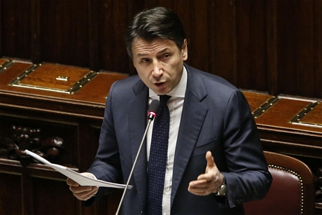 Thủ tướng Italy Giuseppe Conte phát biểu tại phiên họp Quốc hội ở Rome ngày 25/3/2020. Ảnh: AFP/TTXVN