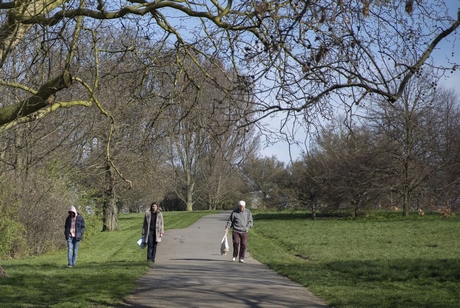 Người dân đi dạo trên đồi Primrose tại London, Anh ngày 26/3/2020, trong bối cảnh dịch COVID-19 lan rộng. Ảnh: THX/ TTXVN