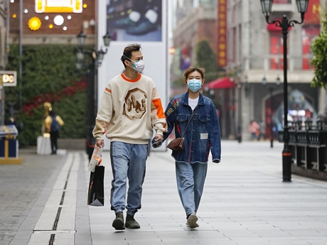 Người dân đeo khẩu trang phòng dịch COVID-19 tại Vũ Hán, tỉnh Hồ Bắc, Trung Quốc, ngày 30/3/2020. Ảnh: THX/TTXVN