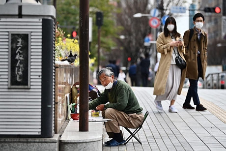 Người dân đeo khẩu trang phòng lây mắc COVID-19 tại Tokyo, Nhật Bản, ngày 27/3/2020. Ảnh: AFP/TTXVN