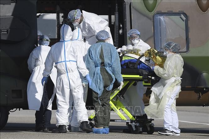Nhân viên y tế Pháp chuyển bệnh nhân nhiễm COVID-19 từ bệnh viện Mercy, miền Đông nước này, tới bệnh viện ở Strasbourg, Đức. Ảnh: AFP/TTXVN