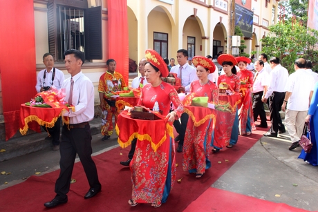 Dâng lễ vật tại Giỗ Tổ Hùng Vương năm 2019 (mùng 10/3 âm lịch năm Kỷ Hợi) tại Bảo tàng tỉnh Vĩnh Long.
