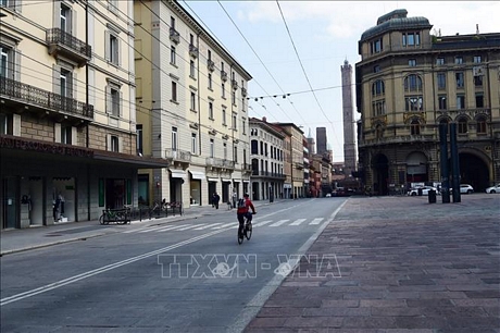 Cảnh vắng vẻ trên đường phố tại Bologna, Italy ngày 20/3. Ảnh: THX/TTXVN