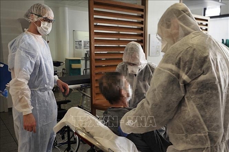 Nhân viên y tế điều trị cho bệnh nhân mắc COVID-19 tại một bệnh viện ở Tours, miền Tây Pháp ngày 31/3. Ảnh: AFP/TTXVN