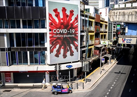Biển thông tin về dịch COVID-19 trên một đường phố ở Bangkok, Thái Lan, ngày 26/3. Ảnh: AFP/TTXVN