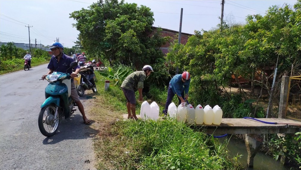 Người dân ở huyện Chợ Lách, tỉnh Bến Tre dùng can nhựa để lấy nước ngọt.