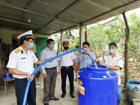 Sau khi được hỗ trợ bồn chứa nước, lực lượng cảnh sát phòng cháy chữa cháy cũng hỗ trợ bơm nước ngọt cho các gia đình
