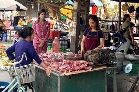 Thịt lợn tại các chợ lẻ vẫn chưa có dấu hiệu giảm giá trong mùa dịch bệnh COVID-19.