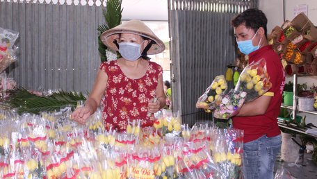 Hàng ngày, chủ shop Mr Nguyên flower đã “giải cứu” hàng ngàn hoa hồng, cúc đồng tiền… cho nông dân.