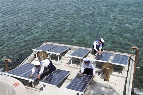 Hệ thống điện gió và điện năng lượng mặt trời được lắp đặt ở các đảo, cung cấp điện phục vụ công tác và nhu cầu sinh hoạt của quân và dân. (Ảnh: Nguyễn Thủy/TTXVN)