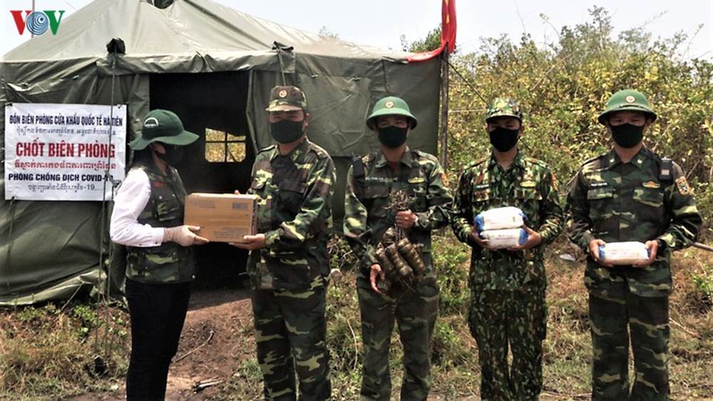 Cán bộ, chiến sỹ Đồn Biên phòng Hà Tiên, Bộ đội Biên phòng tỉnh Kiên Giang đại diện nhận quà.