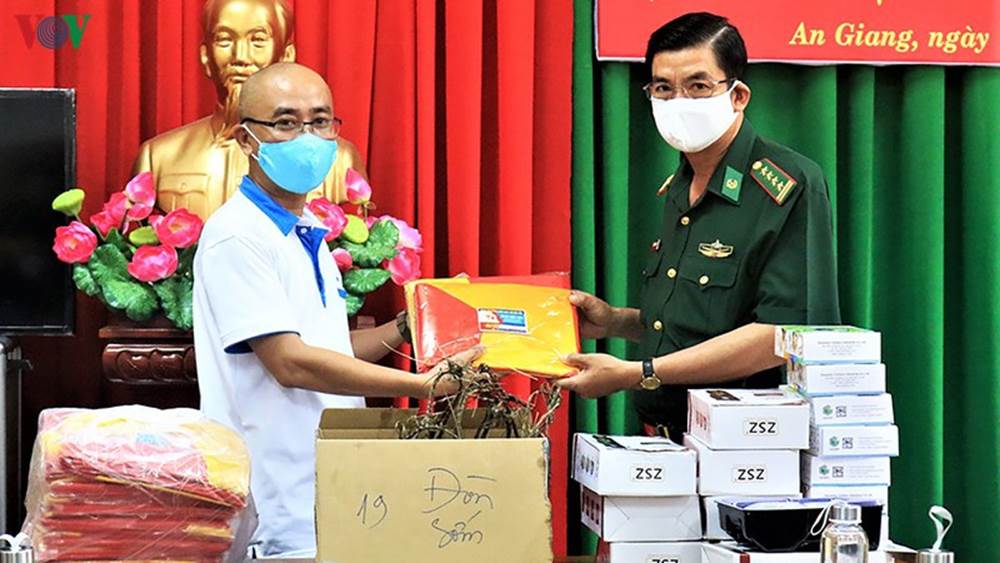 Đại tá Huỳnh Văn Đông, Phó Chính ủy Bộ đội Biên phòng An Giang nhận quà tượng trưng và cảm ơn tình cảm, sự hỗ trợ kịp thời của các đơn vị, doanh nghiệp, người dân đối với cán bộ, chiến sĩ toàn đơn vị.